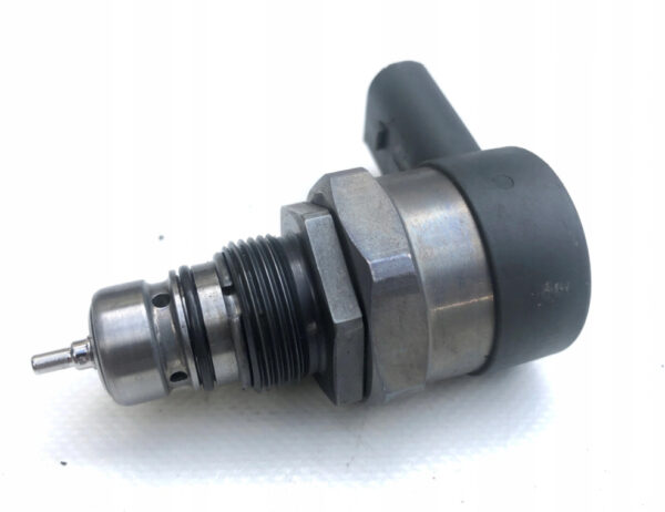 057130764AB - NEW AUDI A1 8X FUEL PRESSURE VALVE 057130764AB ORIGINAL
