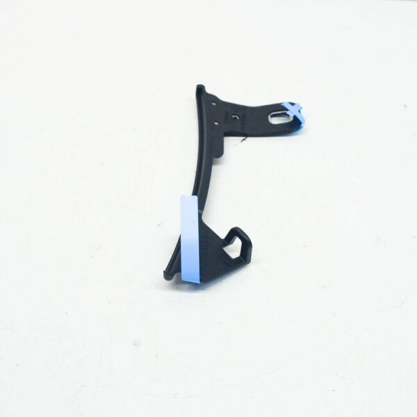 8W0853828B - NEW AUDI A4 AVANT B9 REAR RIGHT WHEEL MUD GUARD BRACKET 8W0853828B