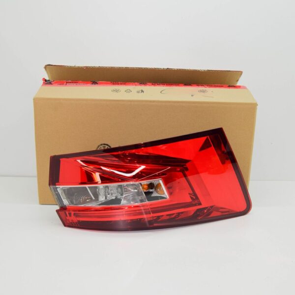 3V9945207A - New SKODA SUPERB MK3 ESTATE, OUTER REAR LEFT REAR LIGHT 3V9945207A