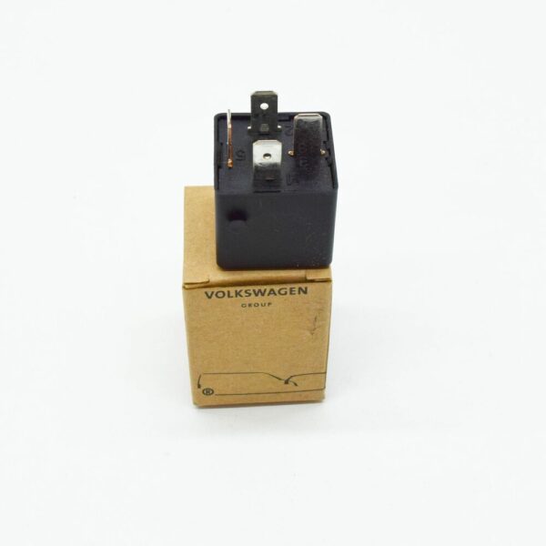 8D0951253A - SKODA SUPERB MK2 3T RELAY 4H0951253A NEW GENUINE