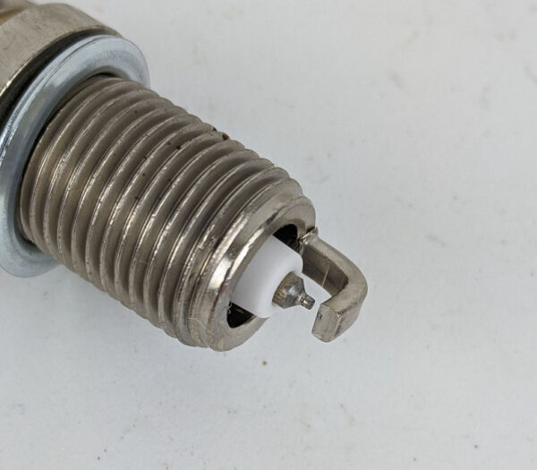 1468761 - NEW FORD TRANSIT MK3 SPARK PLUG 95WF-12405-DA 1468761 ORIGINAL