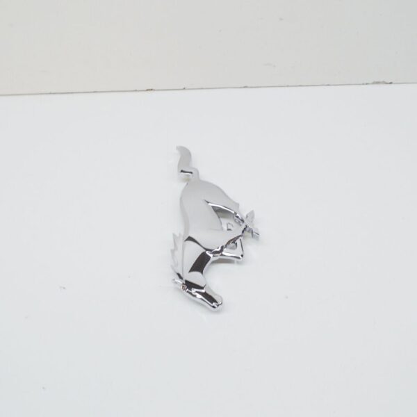 2291612 - NEW FORD MUSTANG MK6 FRONT BRIGHT CHROME BADGE 2291612 FR3B-8A224-AE ORIGINAL