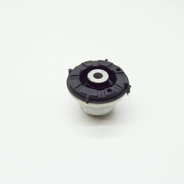 LR033262 - LAND ROVER DISCOVERY L462 Rear Left Differential Insulator LR033262 NEW GENUINE