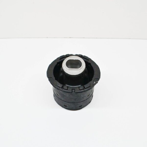 LR058008 - LR RANGE ROVER SPORT L494 rear cross beam front insulator LR058008 new