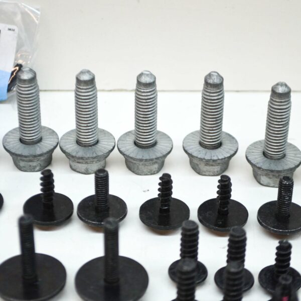 4K0098623 - NEW AUDI A6 C8 FRONT BUMPER COVER HARDWARE FIXING PARTS KIT 4K0098623