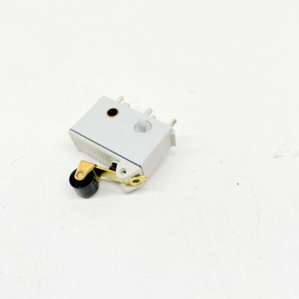 A0025456814 - MB E W210 Fuel Injection Throttle Micro Switch A0025456814 ORIGINAL