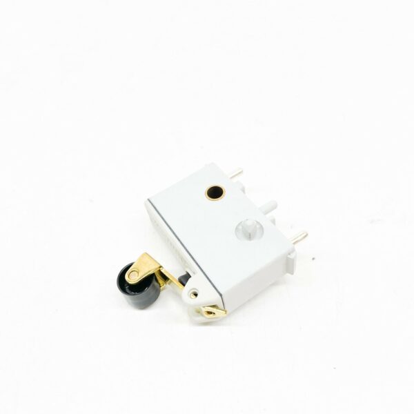 A0025456814 - MB E W210 Fuel Injection Throttle Micro Switch A0025456814 ORIGINAL