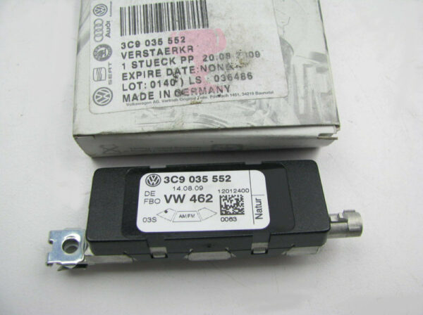 3C9035552 - NEW VW PASSAT B6 3C REAR RIGHT ANTENNA AMPLIFIER 3C9035552 ORIGINAL